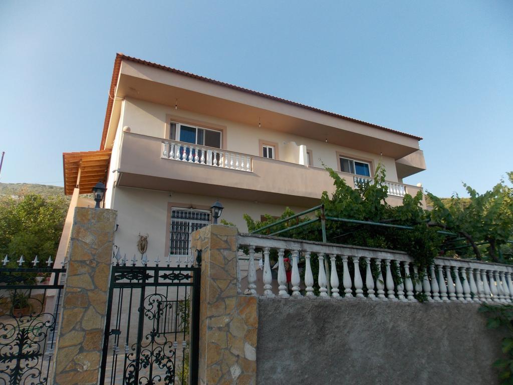 Guest House Vila Bega Саранда Екстер'єр фото