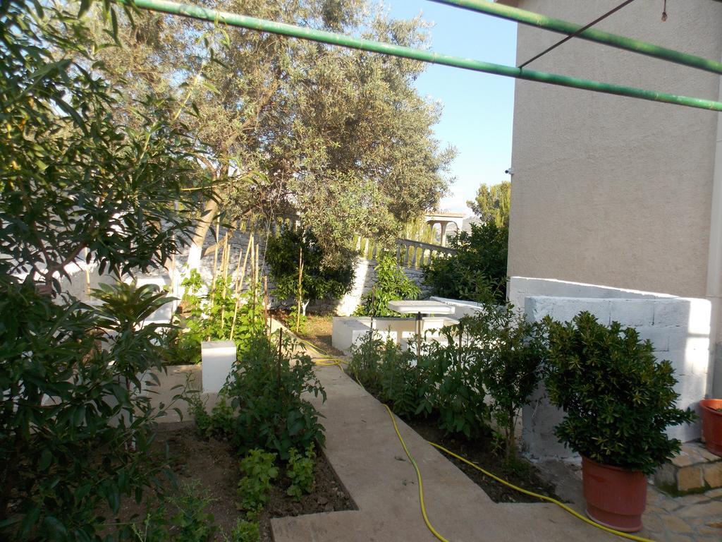Guest House Vila Bega Саранда Екстер'єр фото