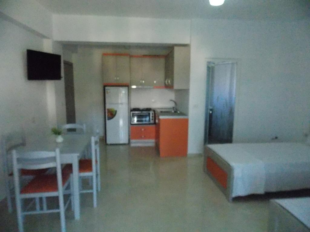 Guest House Vila Bega Саранда Екстер'єр фото